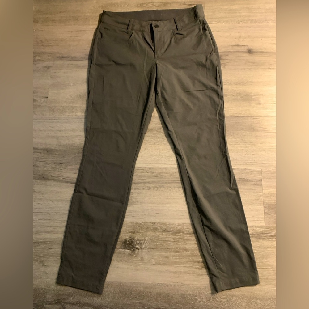 Columbia hiking walking ankle pants, size runs small 6/38